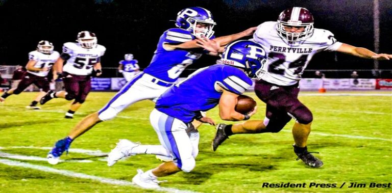 Eagles Soar to 8-0 with 31-6 Senior Night Win Over Perryville