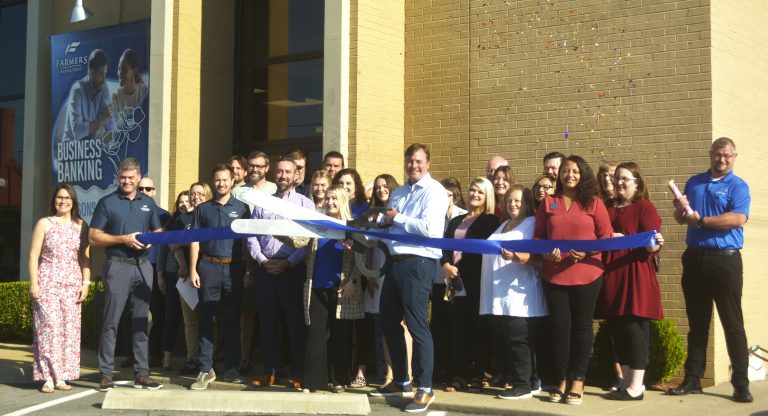 Paris Area Chamber of Commerce Welcomes Farmers Bank