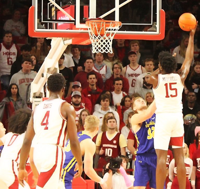 Arkansas’s Davis Returns After Leave of Absence