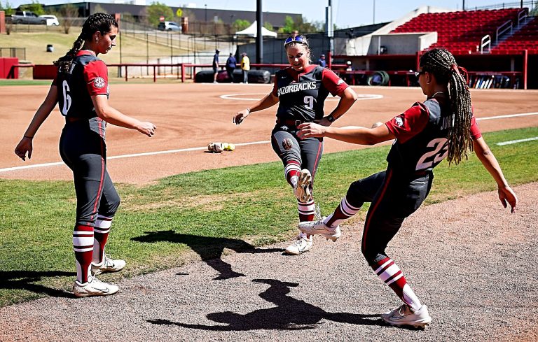 Lady Razorbacks Explode for Six Runs in Sixth, Defeat Texas A&M Commerce, 8-1