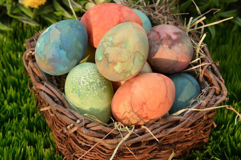 Benefits of using natural dyes, plastic dyeable eggs this Easter